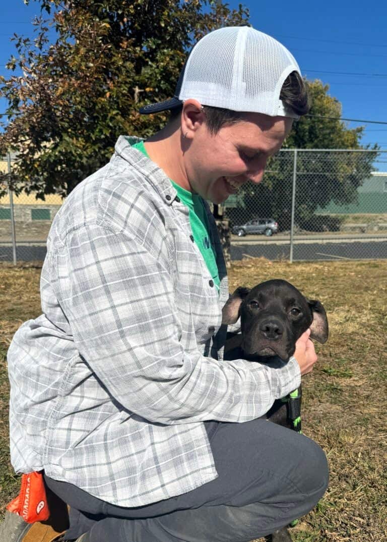 Hombre con cachorro