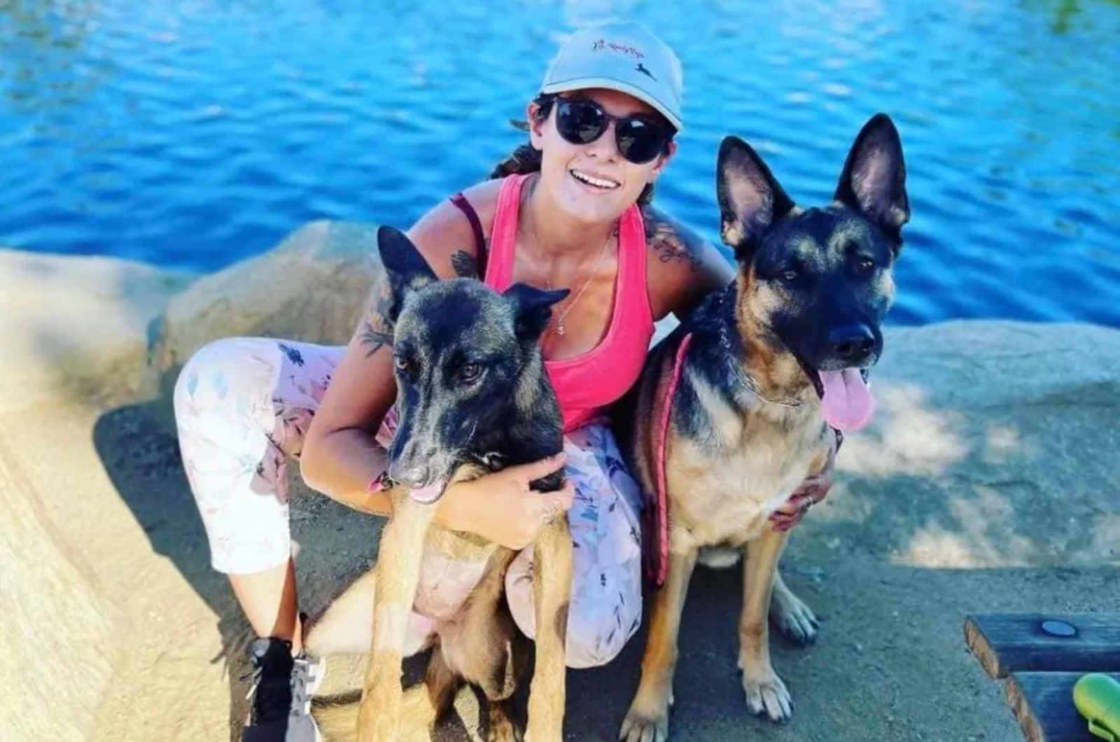 mujer y dos perros